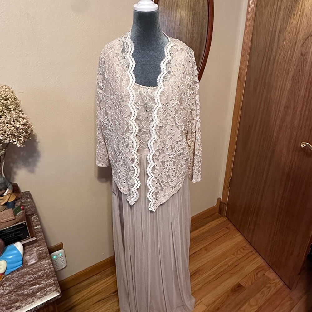 Great mother-of-the-groom dress!